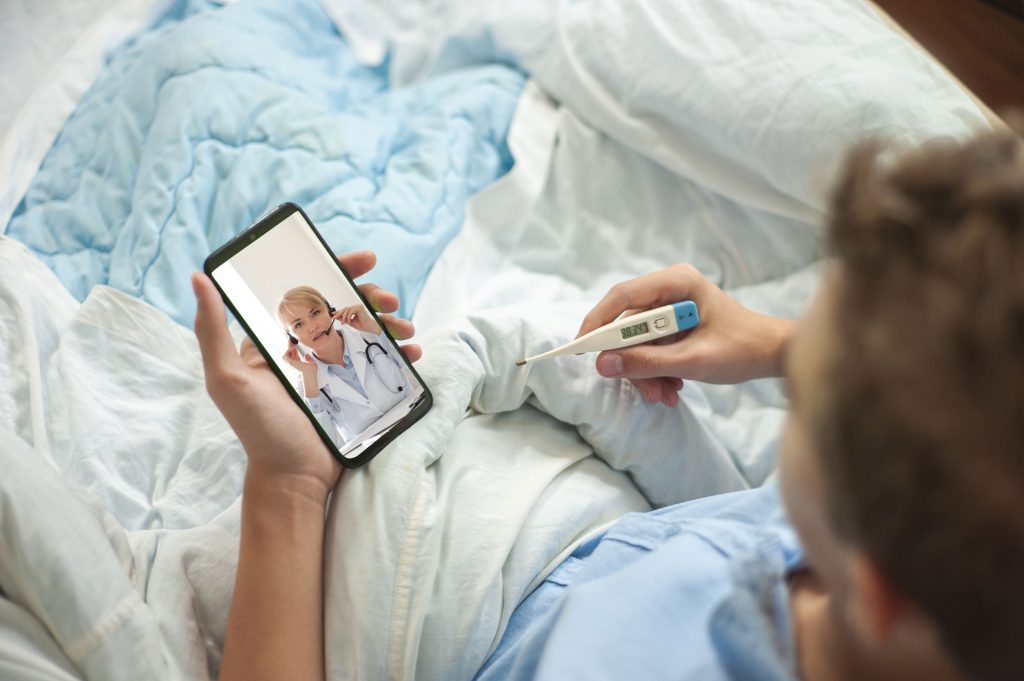 Paciente haciendo una videollamada a través de la app REVITA